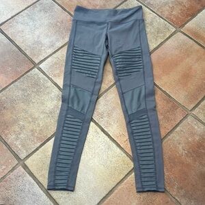 ALO YOGA MOTTO LEGGINGS SMALL